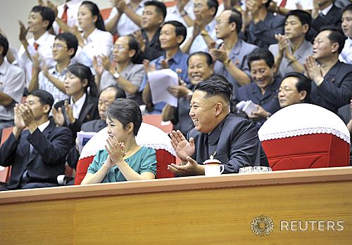 【평양=로이터/뉴시스】김정은 북한 국방위원장(오른쪽)과 그의 부인 리설주가 2013년 9월17일 평양 류경정주영체육관에서 열린 아시아클럽역도선수권 경기를 관람 중인 모습. (사진=뉴시스DB). 2013.09.17