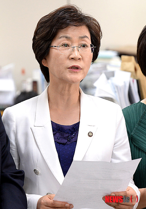 【서울=뉴시스】서재훈 기자 = 16일 오후 서울중앙지법 기자실에서 한명숙 전 국무총리의 항소심 선고와 관련 김상희 민주당 의원이 기자회견을 하고 있다.&nbsp; 한만호 전 한신건영 대표로부터 불법 정치자금 9억여원을 받은 혐의로 불구속 기소된 한명숙(69) 전 국무총리는 이날 열린 항소심에서 무죄를 선고한 원심을 깨고 징역 2년과 추징금 8억 8000여만원을 선고받았다. 2013.09.16.&nbsp; jhseo@newsis.com