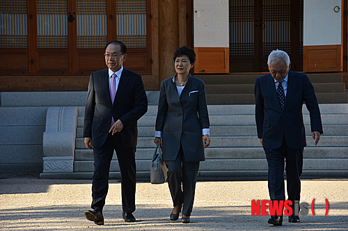 【서울=뉴시스】김영욱 기자 = 박근혜 대통령이 16일 서울 여의도 국회 사랑재에서 새누리당 황우여 대표와 민주당 김한길 대표가 참석하는 3자 회담을 마친 후 여야 대표와 함께 사랑재를 나서고 있다. 2013.09.16.&nbsp; mirage@newsis.com
