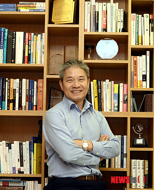 【서울=뉴시스】홍찬선 기자 = 강방천 에셋플러스자산운용 대표가 16일 오전 서울 강남구 역삼동 파이낸스센터에서 뉴시스와 인터뷰를 하고 있다. 2013.09.16.&nbsp; mania@newsis.com