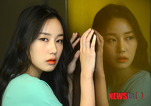 【서울=뉴시스】박상훈 기자 = 영화 '짓'에서 파격적인 멜로 연기를 선보인 배우 서은아가 16일 오후 서울 충무로 뉴시스 본사에서 인터뷰를 갖고 포즈를 취하고 있다.&nbsp; 서스펜스 멜로 '짓'을 통해 첫 데뷔에 나선 서은아는 동양적인 마스크로 강렬하고 세밀한 감성 연기를 펼치며 수위 높은 노출신까지 거침없이 소화했다. 2013.09.16.&nbsp; hyalinee@newsis.com