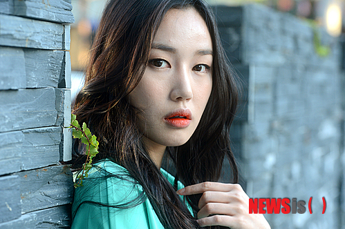 【서울=뉴시스】박상훈 기자 = 영화 '짓'에서 파격적인 멜로 연기를 선보인 배우 서은아가 16일 오후 서울 충무로 뉴시스 본사에서 인터뷰를 갖고 포즈를 취하고 있다.&nbsp; 서스펜스 멜로 '짓'을 통해 첫 데뷔에 나선 서은아는 동양적인 마스크로 강렬하고 세밀한 감성 연기를 펼치며 수위 높은 노출신까지 거침없이 소화했다. 2013.09.16.&nbsp; hyalinee@newsis.com