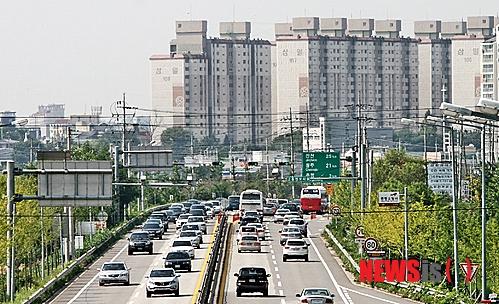 【증평=뉴시스】강신욱 기자 = 추석을 하루 앞둔 18일 충북 증평군 증평읍 미암리 36번 국도 양 방향이 귀성 차량으로 붐비고 있다. 2013.09.18. ksw64@newsis.com