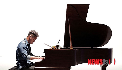 【서울=뉴시스】이재훈 기자 = 가수 이정(32)이 작곡가 겸 프로듀서 용감한형제(34)와 손 잡고 컴백한다.&nbsp; 매니지먼트사 라우더스 엔터테인먼트에 따르면, 이정은 26일 데뷔 10주년 기념 디지털 싱글 '아이 앰 소리(I AM SORRY)'를 공개한다.&nbsp; 2011년 2월 '레츠 댄스(Let's Dance)' 이후 2년7개월만에 발표하는 곡이다.&nbsp; 그룹 '씨스타'의 유닛 '씨스타19'의 '있다 없으니까', 그룹 '포미닛'의 '이름이 뭐예요', 그룹 '틴탑'의 '장난아냐' 등의 댄스곡을 주로 만든 용감한형제가 '아이 앰 소리'로 첫 발라드 곡에 도전한다.&nbsp; 라우더스는 "이정이 이번 신곡 무대를 통해 어번 스타일의 군무를 보여줄 예정"이라고 소개했다.&nbsp; realpaper7@newsis.com 