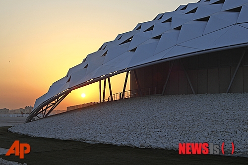 【도하(카타르)=AP/뉴시스】2022월드컵이 열릴 예정인 카타르 도하 경기장의 모습. 사진은 2010년 10월 촬영된 경기장의 일부 모습. 