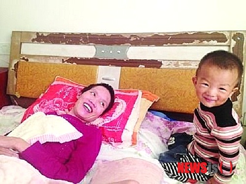【서울=뉴시스】장쑤(江蘇)성 수양(沭陽)에 사는 장룽샹(張榮香· 왼쪽)과 그의 2살 난 아들 '톈츠(天赐)'가 함께 웃고 있다. 장룽샹은 임신한 지 4개월째 교통사고로 식물인간이 됐고, 이후 그는 건강한 아들을 낳고 태어난 아들의 옹알이를 듣고 본인이 약 3년만에 다시 소생했다. 이들 가족의 기적 같은 이야기가 중국 전역에 잔잔한 감동을 주고 있다. (사진출처: 양즈장완바오(揚子江晩報)) 