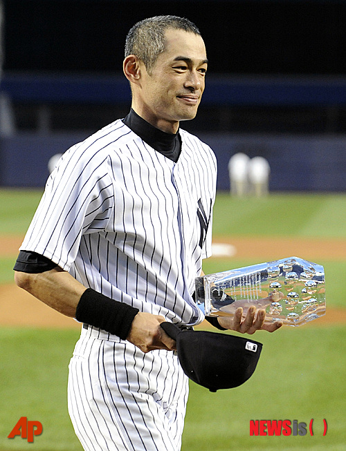 【뉴욕=AP/뉴시스】일본 스포츠 전문지 '스포츠 호치'는 오릭스 버펄로스가 2014시즌을 마치고 뉴욕 양키스와 계약이 만료되는 스즈키 이치로(41)를 영입할 계획을 세우고 있다고 1일 보도했다. 사진은 지난해 9월21일 4000안타 기념 트로피를 받은 이치로의 모습.