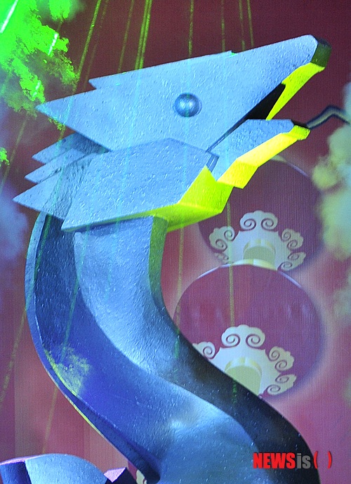 【서울=뉴시스】원추의 '오늘의 운세' 2013년 9월24일 화요일 (음력 8월20일·계사) ▶쥐띠 = 48년생 ㄴ·ㅊ·ㅇ성씨 더불어 살려고 한 일이 눈덩이처럼 불어난다. 채무로 쥐구멍이라도 찾아 들어가고 싶은 심정. 돼지·범·원숭이띠에게 부탁하면 도움 있을 듯. 멀리서 찾지 말고 가까운 곳에 열쇠가 있다. ▶소띠 = 61년 4·10·12월생 동업이 처음은 좋았으나 지금은 네것 내것 가리는 운세. 지금 하는 일 관두고 또 다른 걸 찾아 헤메는 격. 샘을 파려면 한 곳을 파라. 현 위치가 명당. 애정은 ㄱ·ㅈ·ㅂ씨가 힘겹다 생각 말고 새로운 도전으로 화합의 장을 열어라. ▶범띠 = 62년생 ㅁ·ㅌ·ㅎ성씨 언성 높였던 일은 대화로 풀어라. 1·3·6월생 사업은 워낙 막혔던 일들이 아직은 힘들 때. 개·소·양띠와 힘을 합하면 안 될 일 없겠지만 마음은 답답하겠다. 남의 것 끌어 쓰려고 생각 말고 한발 더 뛰어서 땀으로 대항함이 좋을 듯. ▶토끼띠 = 마음은 혼자서 세상을 정복할 것 같으나 뜻대로 안 되는 운. 5·8·9월생 동업자와 의견충돌로 심각할 듯. 돼지·범·원숭이띠 도움이 필요할 때. 북쪽에 귀인이 있으니 마음을 열고 준비하라. 애정은 다급해 맘에 없는 승낙하고 후회함이 있을 듯. ▶용띠 = 4·7·11월생 이 눈치 저 눈치 보지 말고 마음을 비우고 살면 세상은 내 것이 될 듯. 속에만 담지 말고 합의점을 찾을 것. 혼자서 힘들면 쥐·말·토끼띠에 힘을 빌리면 풀릴 수. 집안에 우환은 북·남쪽 약을 쓰면 효험이 있겠다. 친구와 금전거래 하지 마라. ▶뱀띠 = 심성이 착하나 인정을 받지 못하고 있다. 끈기가 없고 계획성이 약한 것이 흠. 53년 1·2·10월생 애정적으로 갈등이 있겠다. 도망자와 쫓는 자의 입장에서 숨바꼭질 운명 슬기롭게 지혜로써 풀어라. 검은색은 멀리하고 파란색을 가까이하면 힘이 되겠다. ▶말띠 = 하던 일손을 떼면 편할 것 같지만 더욱 답답할 듯. 새로운 것에 도전해 보는 것도 좋겠다. 54년 2·5·9월생 지나친 투자는 삼가고 동업은 금물. ㄱ·ㅇ·ㅅ성씨는 자신감을 가질 때 계획한 일이 성공한다. 직장인은 진급에 신경 쓰지 말고 맡은바 열심히 하라. ▶양띠 = ㄱ·ㅇ·ㅈ성씨 자기 과신은 금물이며 한층 더 분발하는 자세가 요구될 때. 구설이 따르니 언행을 조심하고 자리이동은 하지 마라. 55년 7·9·11월생 판매업자는 재미 볼 운. 연구직 종사자는 골치가 아프구나. 노부모님과 자녀는 깊은 관심으로 신경 써야 옳을 듯. ▶원숭이띠 = 가족과 유머 있는 환경을 만들어보라. 56년생 ㅁ·ㅂ·ㅍ성씨 우울증에 빠질까 염려된다. 4·5·6월생 주머니에 적게 들어와도 직장을 변동하면 안 될 듯. 서남쪽으로 이사함은 좋으나 동쪽은 내 것이 아니다. 빨간색이 길색. ▶닭띠 = 57년생 ㅇ·ㅈ·ㅊ성씨 혼자서 제아무리 잘하려 해도 눈물과 한숨뿐이지만 지혜와 슬기로써 극복할 것. 4·5·11월생 사랑하는 사람보다 주변 사람으로 더욱 마음고생 클 듯. 늦은 시간 횡단보도 조심. ▶개띠 = 1·7·9월생 자기가 가고 있는 길만 바르게 가라. 주변의 유혹이 많다고 가정에 대한 불만은 금물. 자신의 위치를 지키지 못하면 돼지·범·원숭이띠 눈치를 살피며 불안할 듯. ㄴ·ㅂ·ㅇ성씨는 지금 하는 일 계속 추진함이 좋겠다. ▶돼지띠 = 59년생 ㅂ·ㅇ·ㅈ성씨 손에 든 것은 없고 마음은 크다. 불로소득으로 한몫 잡으려는 생각은 하지 말 것. 사랑하는 사람의 도움이 크겠지만 자존심 때문에 냉가슴 앓는 격. 7·8·9월생 흰색을 가까이하라. 구삼원 원장 02-959-8493, 010-5584-9393