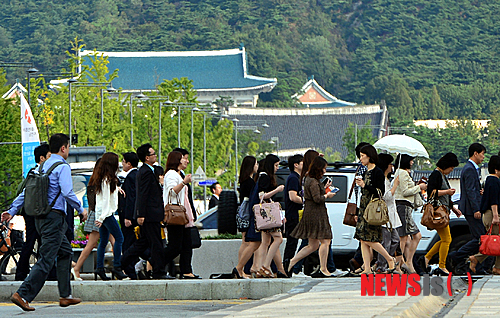 【서울=뉴시스】박찬수 인턴기자 = 긴 추석 연휴가 끝난 23일 오전 서울 종로구 세종로 광화문광장 앞에서 시민들이 길을 건너며 출근하고 있다. 2013.09.23.&nbsp; redchacha1@newsis.com