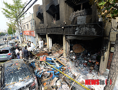 【대구=뉴시스】주기철 기자 = 24일 오전 대구시 남구 대명동에 있는 가스폭발 사고가 난 페인트 가게 주변으로 국립과학수사연구원, 소방관 등 경찰 관계당국이 사고 원인을 감식하고 있다. 2013.09.24.&nbsp;&nbsp;&nbsp; joo4620@newsis.com 