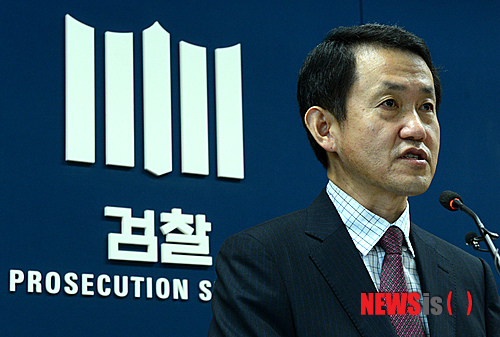 【서울=뉴시스】박상훈 기자 = 24일 오후 서울 서초구 고등검찰청 기자실에서 박정식 서울중앙지검 3차장검사가 4대강 입찰담합 수사결과를 발표하고 있다. 2013.09.24. hyalinee@newsis.com