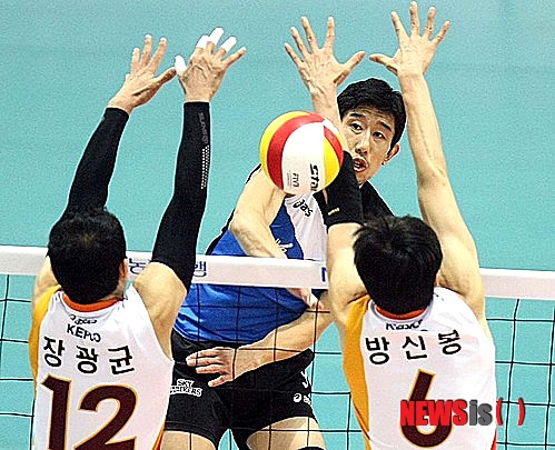 【서울=뉴시스】남자 프로배구 현대캐피탈에서 은퇴를 알렸던 후인정(39·가운데)이 새 시즌 KEPCO로 팀을 옮겨 현역 생활을 이어간다. KEPCO는 24일 