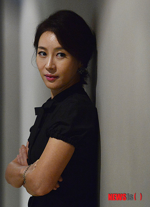 【서울=뉴시스】최동준 기자 = 영화 '짓'의 배우 김희정이 24일 서울 성동구 한 영화관에서 뉴시스와 인터뷰에 앞서 포즈를 취하고 있다. 2013.09.24.&nbsp; photocdj@newsis.com