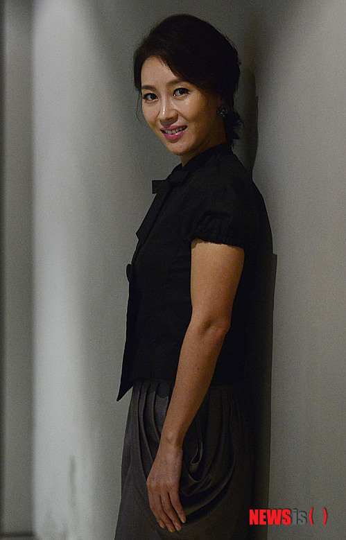 【서울=뉴시스】최동준 기자 = 영화 '짓'의 배우 김희정이 24일 서울 성동구 한 영화관에서 뉴시스와 인터뷰에 앞서 포즈를 취하고 있다. 2013.09.24.&nbsp; photocdj@newsis.com