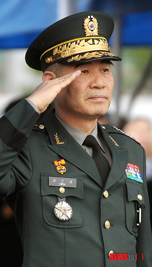【서울=뉴시스】박주성 기자 = 국방부는 25일 새정부 처음 이뤄진 군 수뇌부 인사에서 권오성(육사34기) 한미연합사부사령관을 육군참모총장에 발탁했다. 2013.09.25. (사진 = 뉴시스DB) photo@newsis.com