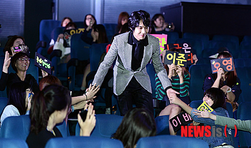 【서울=뉴시스】홍찬선 기자 = 그룹 엠블랙의 이준이 25일 오전 서울 압구정 CGV에서 열린 영화 '배우는 배우다(감독 신연식)' 제작보고회에서 팬들과 손을 잡으며 입장하고 있다.&nbsp; 영화 '배우는 배우다'는 10월 24일 개봉한다. 2013.09.25.&nbsp; mania@newsis.com