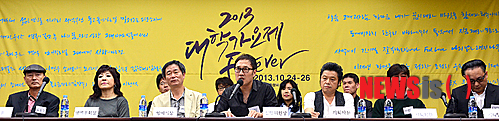 【서울=뉴시스】조종원 기자 = 25일 오후 서울 중구 한국프레스센터에서 열린 '2013 대학가요제 Forever 기자회견'에서 가수 유열(가운데)이 취재진의 질문에 답변을 하고 있다. 2013.09.25. choswat@newsis.com
