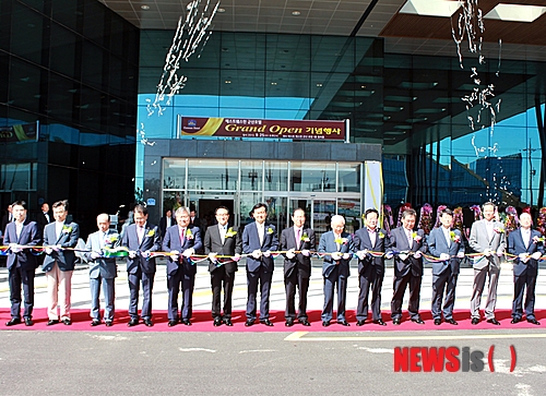 【군산=뉴시스】고석중 기자 = 25일 베스트웨스턴 군산호텔이 그랜드 오픈 행사를 개최한 가운데 행사에 참여한 주요 인사들이 테이트 커팅을 하고 있다. 2013. 09. 25. k9900@newsis.com