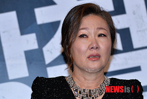 【서울=뉴시스】 박문호 기자 = 배우 김해숙이 25일 서울 성동구 행당동 CGV왕십리점에서 열린 영화 '깡철이(연출 안권태)' 기자간담회에서 기자의 연기력 칭찬에 눈물을 흘리고 있다. 2013.09.25.&nbsp; go2@newsis.com