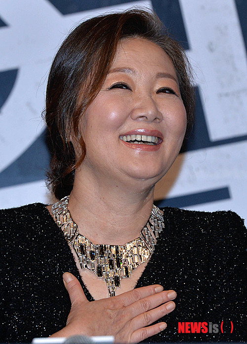 【서울=뉴시스】 박문호 기자 = 배우 김해숙이 25일 서울 성동구 행당동 CGV왕십리점에서 열린 영화 '깡철이(연출 안권태)' 기자간담회에서 기자의 연기력 칭찬에 감동하고 있다. 2013.09.25.&nbsp; go2@newsis.com 