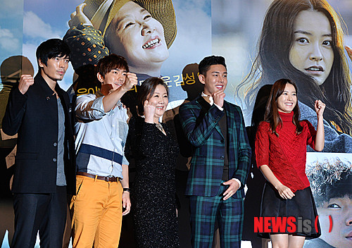 【서울=뉴시스】 박문호 기자 = 25일 서울 성동구 행당동 CGV왕십리점에서 열린 영화 '깡철이(연출 안권태)' 기자간담회에서 감독과 배우들이 파이팅을 외치고 있다. 왼쪽부터 배우 김성오, 이시언, 김해숙, 유아인, 정유미. 2013.09.25.&nbsp; go2@newsis.com 