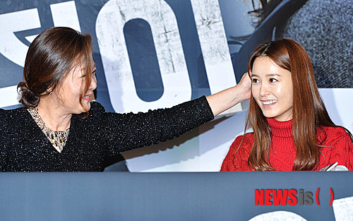 【서울=뉴시스】 박문호 기자 = 배우 김해숙(왼쪽)이 25일 서울 성동구 행당동 CGV왕십리점에서 열린 영화 '깡철이(연출 안권태)' 기자간담회에서 배우 정유미의 머리를 쓰다듬고 있다. 2013.09.25.&nbsp; go2@newsis.com 