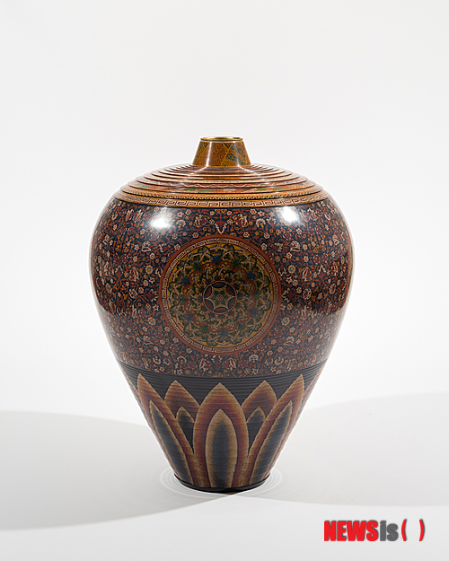 【서울=뉴시스】김환경 ‘흔적’ (74×74×100㎝, 삼베·생옻칠·건칠분·금분, 2013)