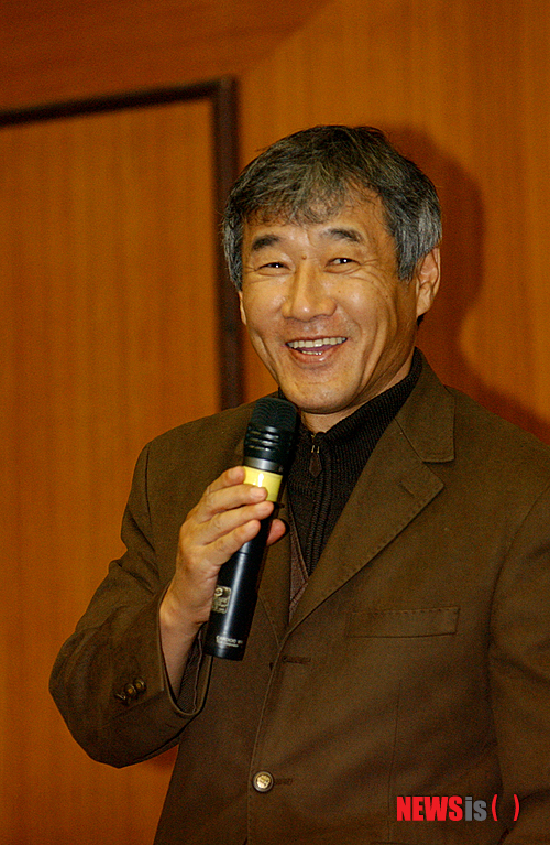 【서울=뉴시스】김정환 기자 = 25일 타계한 작가 최인호(68)는 원소스 멀티유스의 최전선에 섰던 문인이다.&nbsp; 1970년대 유신시대와 1980년대 5공시절을 거치는 동안 짓눌린 젊은이들의 꿈과 열정, 좌절과 방황을 그린 그의 소설과 시나리오는 동시기를 살며 시대의 아픔에 공감한 젊은 감독들에게 훌륭한 발판이 돼줬다.&nbsp; 1974년 ‘별들의 고향’(감독 이장호), 1975년 ‘바보들의 행진’(감독 하길종), 1978년 ‘별들의 고향2’(감독 하길종), 1979년 ‘병태와 영자’(감독 하길종), 1984년 ‘고래사냥’(감독 배창호), 1985년 ‘깊고 푸른 밤’(감독 배창호), 1986년 ‘겨울나그네’(감독 곽지균) 등은 평단의 호평은 물론 상업적 성공까지 거뒀다. 1976년에는 하재영, 박은수, 최윤희를 주연으로 ‘걷지 말고 뛰어라’를 직접 연출하기도 했다.&nbsp; 1980년대 후반부터 그는 현대물이 아닌 역사물에 집중했다. 이는 당시부터 아이템 부족에 시달리던 TV에 기회를 열어줬다. 백제와 일본의 고대사의 비밀을 사실상 처음으로 대중에게 제시한 소설 ‘잃어버린 왕국’(1986)을 원작으로 KBS는 1987년 6부작 다큐멘터리를 제작했다. 조선 후기 거상 임상옥을 주인공으로 한 소설 ‘상도’(1989)는 2001년 MBC TV에서 사극으로 제작됐다. 통일신라 시대의 해상왕 장보고의 일대기를 담은 소설 ‘해신’(2002)은 2004년 KBS 2TV에서 사극으로 나왔으며, 가야를 다룬 소설 ‘제4의 제국’(2004년)은 2008년 KBS에서 4부작 다큐멘터리 ‘최인호의 역사추적-제4의 제국 가야’로 제작됐다.&nbsp; ace@newsis.com