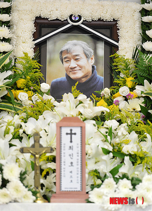 【서울=뉴시스】 박문호 기자 = 소설가 최인호(68)씨가 5년간의 침샘암 투병 끝에 별세한 25일 오후 서울 서초구 반포동 서울성모병원 장례식장에 고인의 빈소가 마련돼 있다.&nbsp; 고인은 서울고등학교 2학년이던 1963년 당시 한국일보 신춘문예 단편 '벽구멍으로'를 통해 등단한 이후 '별들의 고향', '고래사냥', '깊고 푸른 밤', '겨울나그네' 등을 발표하며 독자들의 많은 사랑을 받았다. 2013.09.26.&nbsp; go2@newsis.com 