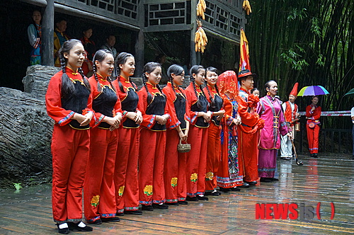 【이창(중국)=뉴시스】싼샤런자의 하이라이트. 투자족 전통 혼례를 재연한 것이다.