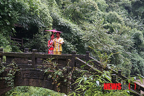 【이창(중국)=뉴시스】싼샤런자. 투자족 소년소녀가 전통복색으로 옛 투자족 남성이 피리를 불어 구애하는 모습을 재연하고 있다.