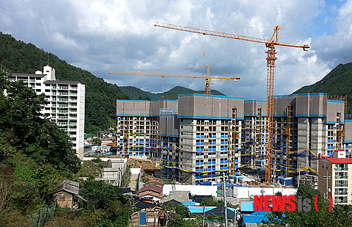 【태백=뉴시스】홍춘봉 기자 = 강원 태백시가 장성지역의 주거환경개선을 위해 건립중인 ‘장성동 시티타워빌 국민임대아파트’에 대한 입주자모집을 개시한다고 26일 밝혔다. 사진은 장성 시티타워빌 임대아파트의 26일 건립현장 모습. 2013.09.26.&nbsp; casinohong@newsis.com 