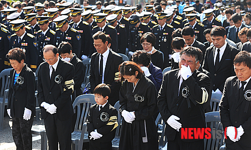 【대구=뉴시스】주기철 기자 = 26일 오전 대구 남부 경찰서에서 열린 가스폭발사고로 순직한 대구 남부경찰서 남대명파출소 소속 고(故) 남호선(51) 경감과 전현호(39) 경위의 영결식에서 유족들이 고인에 대한 묵념을 하며 오열하고 있다. 2013.09.26. joo4620@newis.com