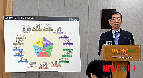 【서울=뉴시스】서재훈 기자 = 26일 오전 박원순 서울시장이 시청 브리핑룸에서 '2030 서울플랜 기자설명회'를 개최, 참석자들에게 관련 내용을 설명하고 있다.&nbsp; 이에 앞서 박원순 시장은 박근혜 대통령이 '지난 대선때 내걸었던 복지 공약 후퇴 논란'에 설명하겠다고 밝힌 국무회의에 유감을 표하며 불참한 것으로 알려졌다. 2013.09.26.&nbsp; jhseo@newsis.com