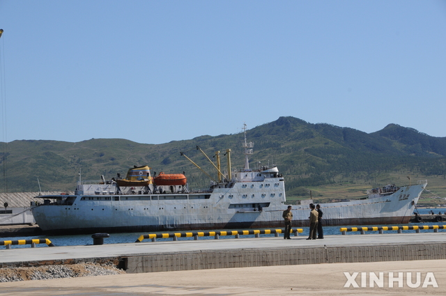 【평양=신화/뉴시스】 북한 나진항과 러시아 블라디보스토크항을 오가는 화물 운송 서비스가 18일부터 시작된다고 북한 전문 매체 NK뉴스가 보도했다. 사진은 2013년 9월22일 나진항에 정박해 있는 북한 선박. 2018.12.29