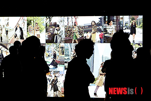 【서울=뉴시스】유희연 기자 = 지난 26일 서울 성동구 성수동 대림창고에서 열린 '아트 오브 더 트렌치' 행사장에 설치된 스크린. 2013.09.27. (사진=버버리 제공)&nbsp; lovely_jh@newsis.com