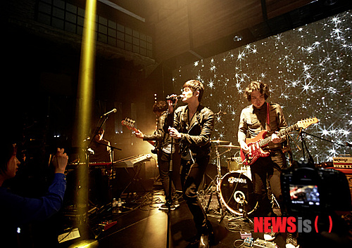 【서울=뉴시스】유희연 기자 = 지난 26일 서울 성동구 성수동 대림창고에서 열린 '아트 오브 더 트렌치' 행사에서 공연 중인 국내 그룹 '장기하와 얼굴들'. 2013.09.27. (사진=버버리 제공)&nbsp; lovely_jh@newsis.com