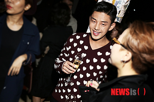 【서울=뉴시스】유희연 기자 = 지난 26일 서울 성동구 성수동 대림창고에서 열린 '아트 오브 더 트렌치' 행사에 참석한 배우 유아인. 2013.09.27. (사진=버버리 제공)&nbsp; lovely_jh@newsis.com