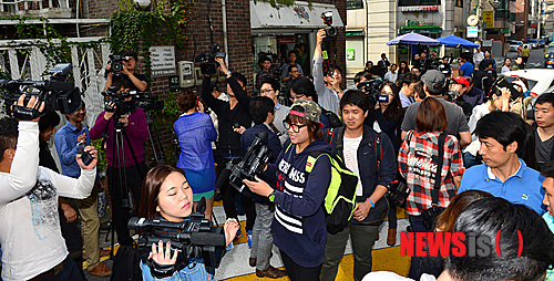 【서울=뉴시스】조종원 기자 = 배우 백윤식의 여자친구인 모 방송사의 K기자가 기자회견을 돌연 취소한 27일 오후 서울 서초구 기자회견이 열릴 예정이었던 한 레스토랑 앞에서 취재진이 취소 소식을 듣고 철수 준비를 하고 있다. 2013.09.27.&nbsp; choswat@newsis.com