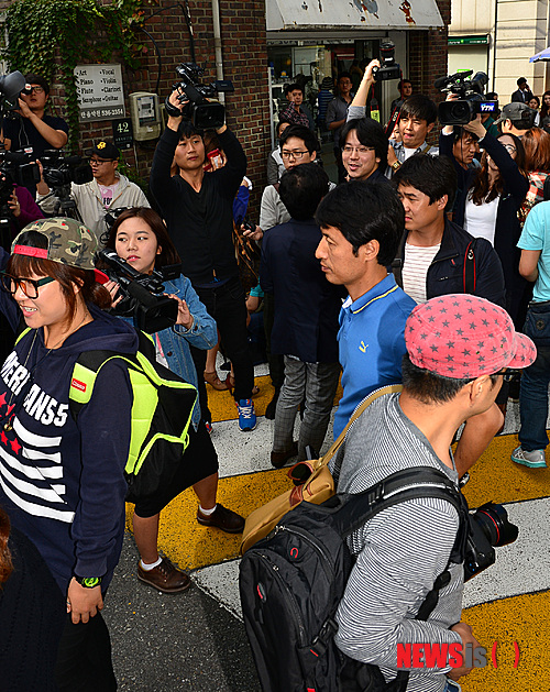 【서울=뉴시스】조종원 기자 = 배우 백윤식의 여자친구인 모 방송사의 K기자가 기자회견을 돌연 취소한 27일 오후 서울 서초구 기자회견이 열릴 예정이었던 한 레스토랑 앞에서 취재진이 취소 소식을 듣고 철수 준비를 하고 있다. 2013.09.27.&nbsp; choswat@newsis.com