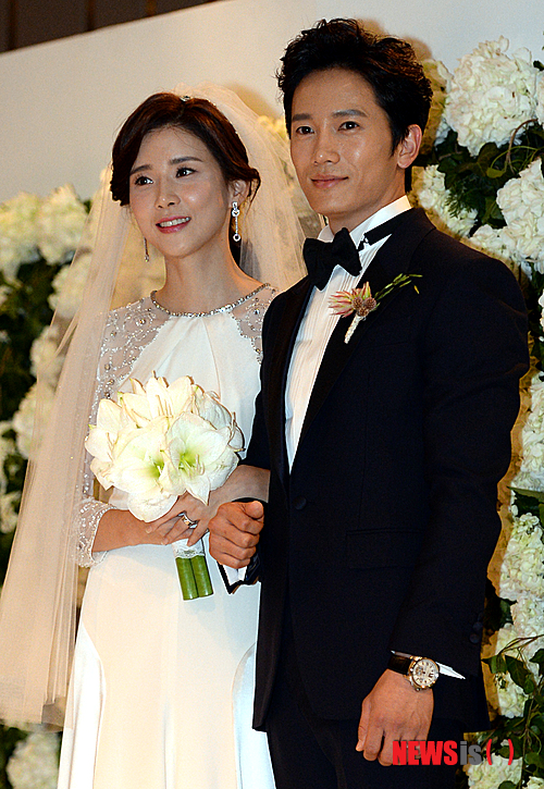 【서울=뉴시스】조성봉 기자 = 배우 지성과 이보영이 27일 오후 서울 광진구 워커힐 호텔에서 열린 결혼식 기자회견에 참석해 포토타임을 갖고 있다. 2013.09.27.&nbsp; suncho21@newsis.com