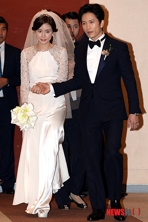 【서울=뉴시스】조성봉 기자 = 배우 지성과 이보영이 27일 오후 서울 광진구 워커힐 호텔에서 열린 결혼식 기자회견에 입장하고 있다. 2013.09.27.&nbsp; suncho21@newsis.com