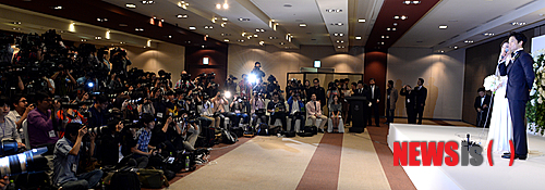 【서울=뉴시스】조성봉 기자 = 배우 지성과 이보영이 27일 오후 서울 광진구 워커힐 호텔에서 열린 결혼식 기자회견에 참석해 취재진의 질문에 답변하고 있다. 2013.09.27.&nbsp; suncho21@newsis.com