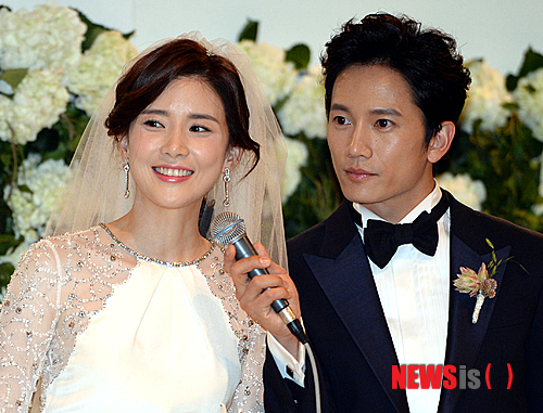 【서울=뉴시스】조성봉 기자 = 27일 오후 서울 광진구 워커힐 호텔에서 열린 결혼식 기자회견에 참석한 배우 지성이 신부 이보영에게 마이크를 입에 가까이 대주고 있다. 2013.09.27.&nbsp; suncho21@newsis.com
