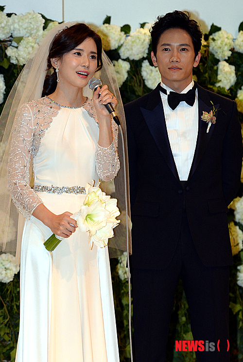 【서울=뉴시스】조성봉 기자 = 배우 지성과 이보영이 27일 오후 서울 광진구 워커힐 호텔에서 열린 결혼식 기자회견에 참석해 취재진의 질문에 답변하고 있다. 2013.09.27.&nbsp; suncho21@newsis.com