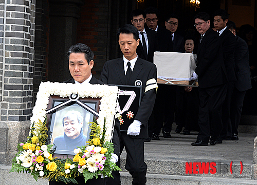 【서울=뉴시스】조성봉 기자 = 28일 오전 중구 명동성당에서 열린 고 최인호 작가 장례미사에서 고인의 영정을 앞세운 운구행렬이 성당을 빠져나오고 있다. 고 최인호 작가는 소설 '별들의 고향', '고래사냥' 등 무수한 히트작을 냈으며 2008년부터 침샘부근에 발병한 암으로 투병했다. 정부는 고인에게 은관문화훈장을 추서했다. 2013.09.28.&nbsp;&nbsp; suncho21@newsis.com