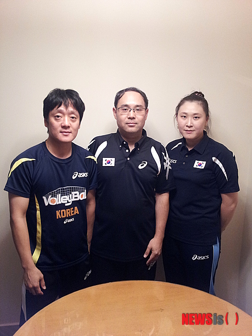 【두바이=뉴시스】이근홍 기자 = 제17회 아시아남자배구선수권대회 한국 대표팀의 지원스태프로 참가한 3인방의 모습이다. 오른쪽부터 이현정(29) 전력분석관·심범수(40) 팀닥터·원창식(34) 재활트레이너.2013.9.28.