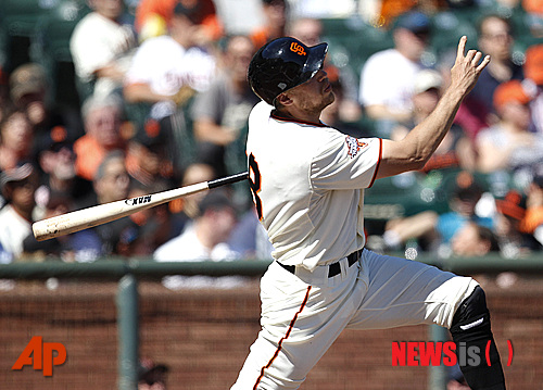 【샌프란시스코=AP/뉴시스】 샌프란시스코 자이언츠의 헌터 펜스가 5년 간 9000만 달러를 받는 조건으로 연장 계약에 성공했다. 사진은 29일(한국시간) 샌디에이고 파드리스와의 홈 경기에서 투런포를 날리는 펜스의 모습. 
