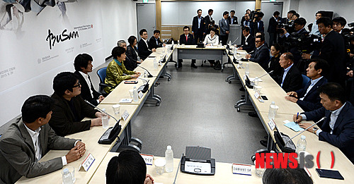 【부산=뉴시스】홍찬선 기자 = 박근혜 대통령이 29일 오후 부산 해운대구 우동 센텀시티에서 제18회 부산국제영화제를 앞두고 임권택 감독, 영화배우 안성기, 송강호, 강수연을 비롯한 영화인들과 간담회를 하고 있다. 2013.09.29. mania@newsis.com