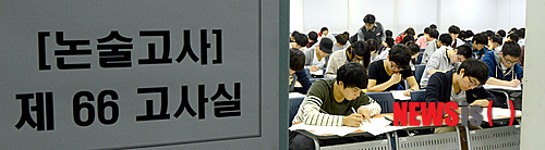 【서울=뉴시스】박상훈 기자 = 29일 오후 서울 광진구 건국대학교에서 학생들이 2014학년도 수시1차 논술우수자전형 논술고사를 보고 있다. 건국대 수시1차 논술우수자전형 논술고사에는 총 24,406명이 응시, 42.82대 1의 높은 경쟁률을 보였다. 2013.09.29. hyalinee@newsis.com